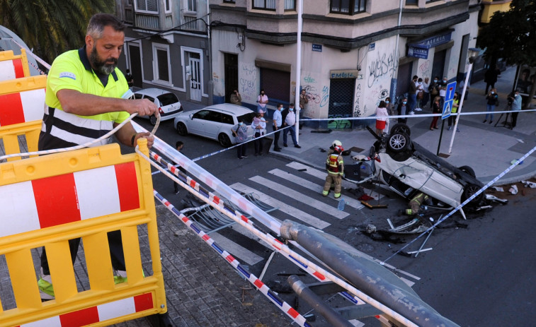 Un coche se precipita a la calle Caballeros desde la ronda de Outeiro tras un “pique” con otro conductor