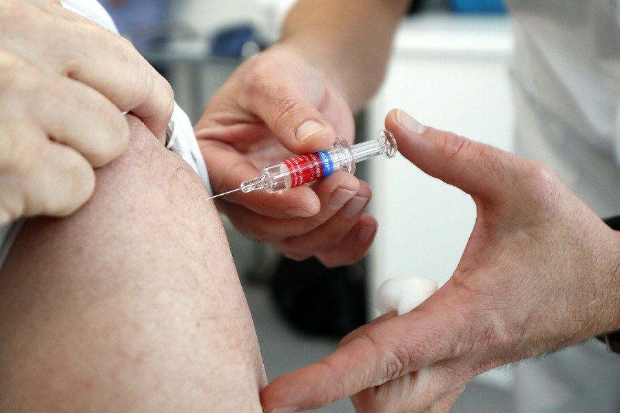 La vacunación contra la gripe arranca el 18 y será paralela a la de refuerzo anti covid, que prioriza a mayores de 80