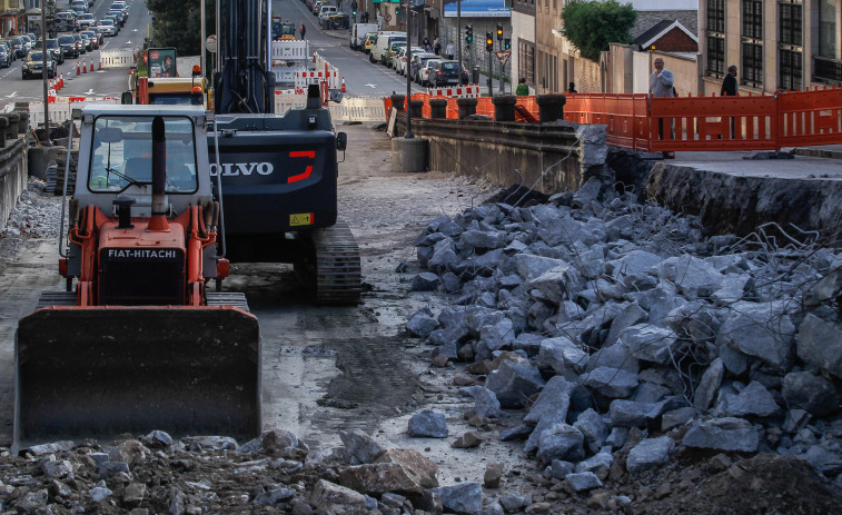 Comienza el derribo de los muros del paso de la avenida de Arteixo bajo la ronda de Nelle