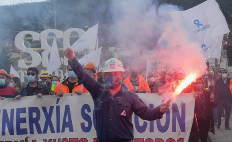 Miles de personas se manifiestan en Viveiro en defensa de un futuro industrial para A Mariña