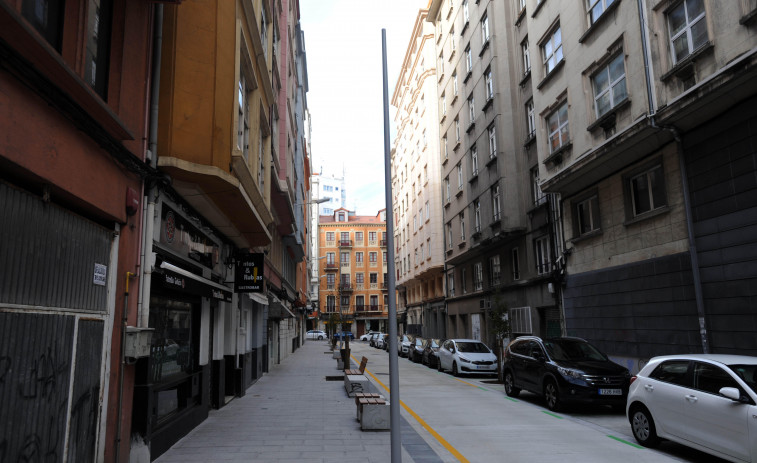 La calle de Pintor Joaquín Vaamonde continúa sin farolas  casi un mes después de su inauguración