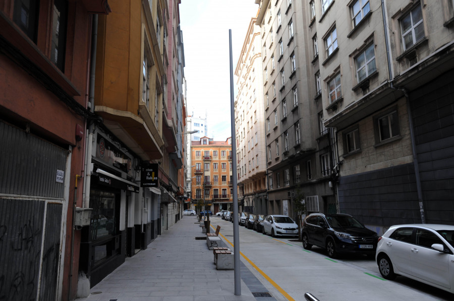 La calle de Pintor Joaquín Vaamonde continúa sin farolas  casi un mes después de su inauguración
