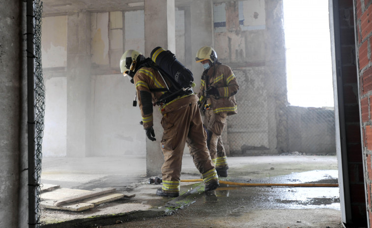 Los Bomberos apagan un incendio causado por intrusos en una obra abandonada en la Sagrada Familia