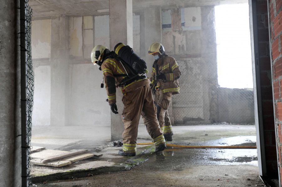 Los Bomberos apagan un incendio causado por intrusos en una obra abandonada en la Sagrada Familia