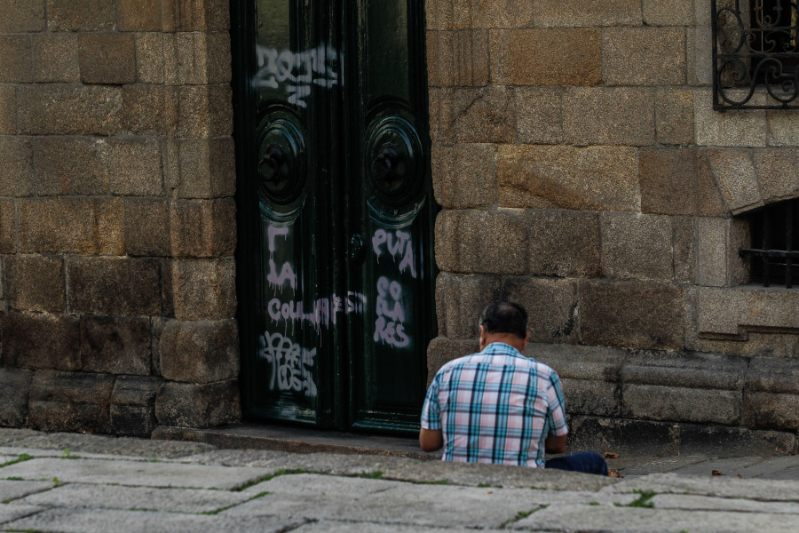 Aparecen de nuevo pintadas contra Carmen Polo en la puerta de la Casa Cornide