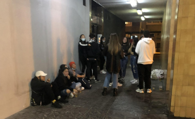 Los vecinos del Orzán denuncian el uso de altavoces en la calle de noche
