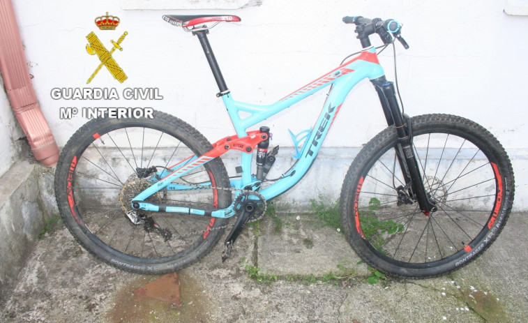 Detenida una vecina de Carballo por robar una bicicleta, un teléfono y varias macetas