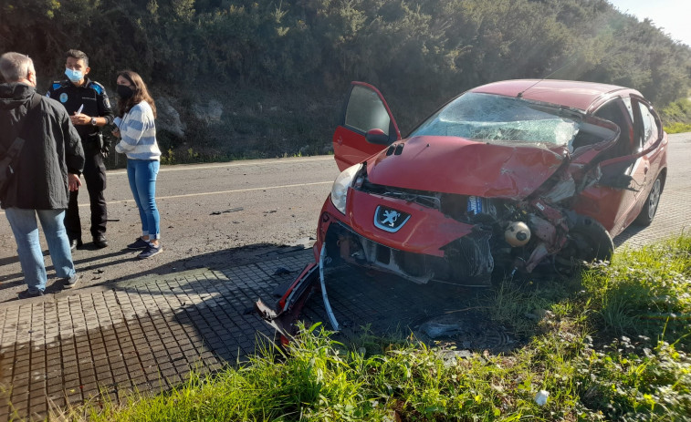 Un herido en un choque frontolateral entre un camión y un turismo en Bens