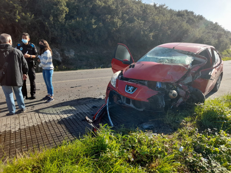 Un herido en un choque frontolateral entre un camión y un turismo en Bens