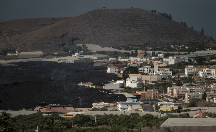 Las dos coladas de La Laguna se unen y avanzan hacia el sureste por detrás de la montaña