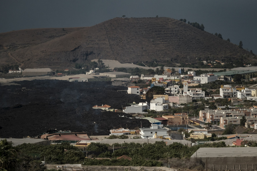 Las dos coladas de La Laguna se unen y avanzan hacia el sureste por detrás de la montaña