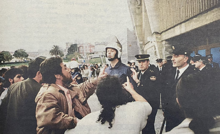 Hace 25 años: Un incendio desaloja a los vecinos de O Portiño del pabellón de Riazor
