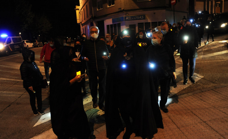 Los vecinos de Os Mallos convocan a la Santa Compaña para exigir más iluminación