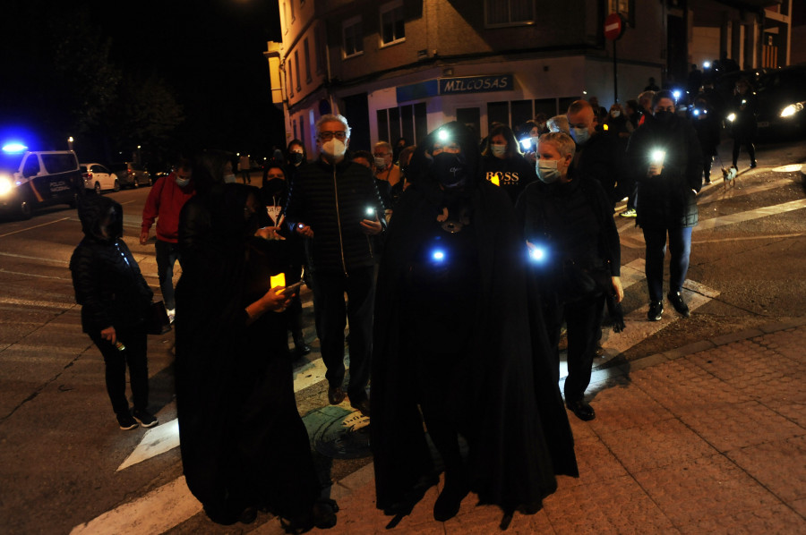 Los vecinos de Os Mallos convocan a la Santa Compaña para exigir más iluminación