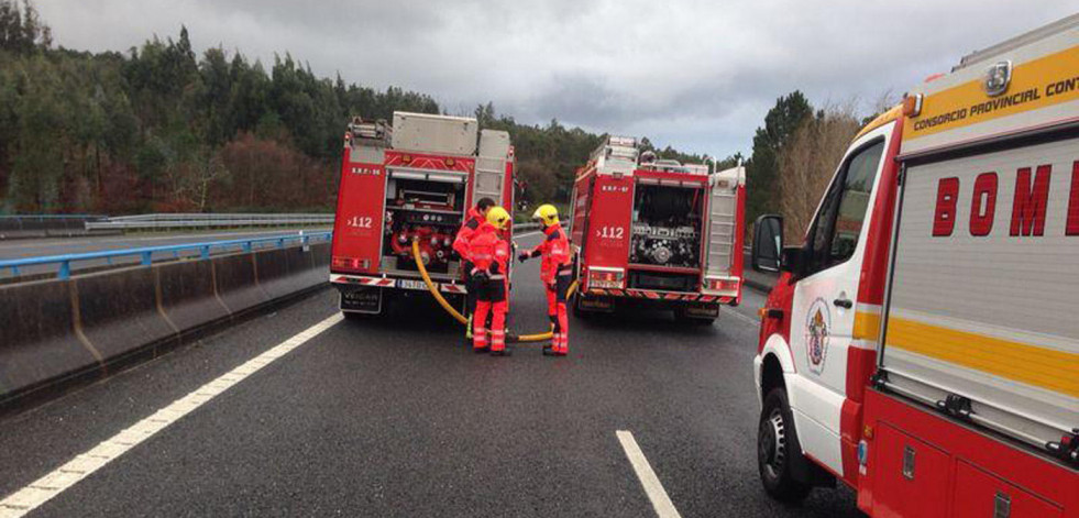 Tarde complicada para el tráfico en el área coruñesa: un árbol caído y un accidente en la A-6