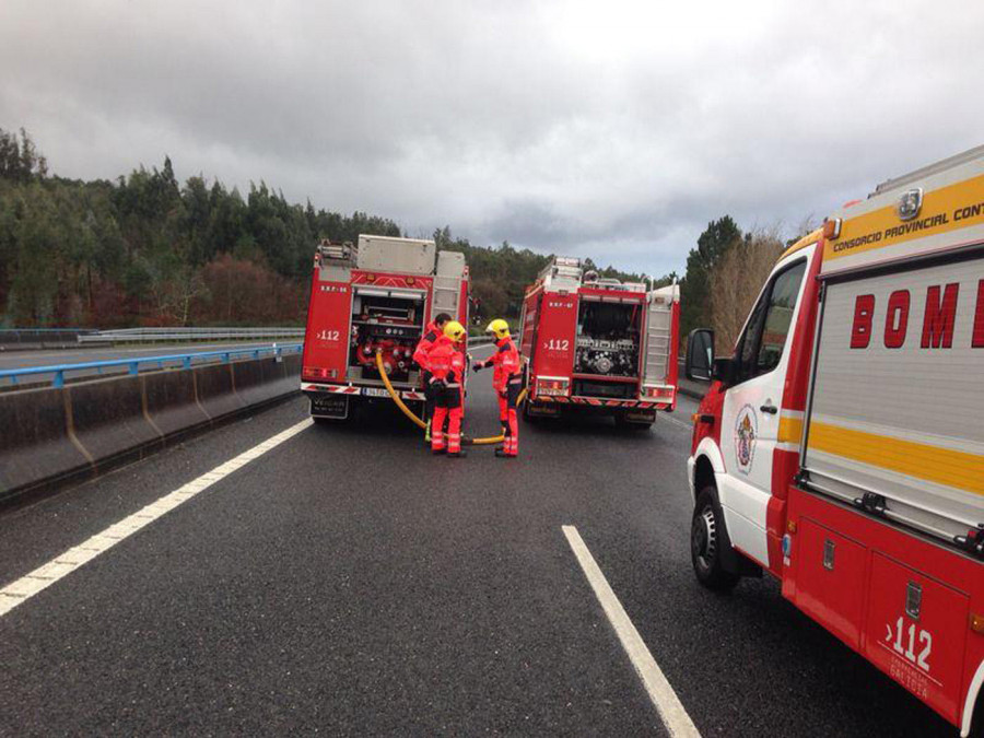 Tarde complicada para el tráfico en el área coruñesa: un árbol caído y un accidente en la A-6