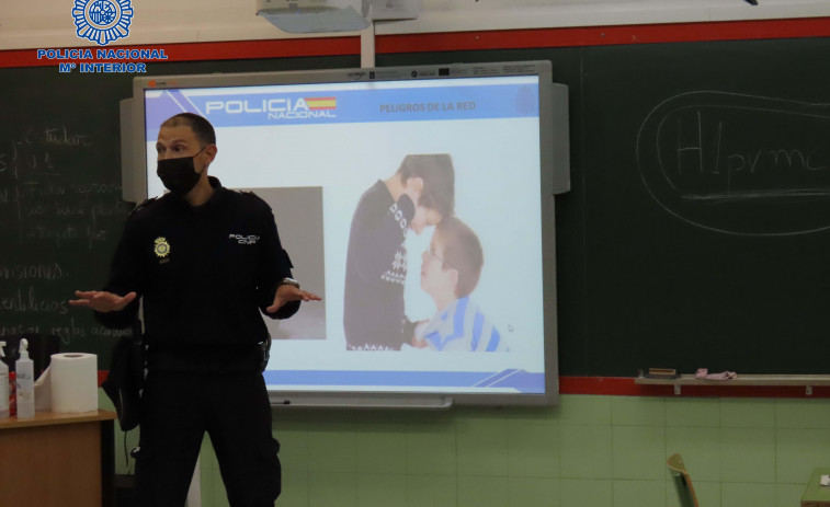 La Policía Nacional imparte charlas sobre acoso escolar y riesgos de las nuevas tecnologías en el CEIP Labaca