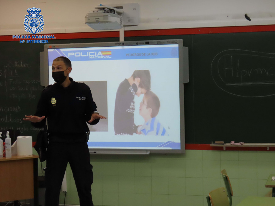 La Policía Nacional imparte charlas sobre acoso escolar y riesgos de las nuevas tecnologías en el CEIP Labaca