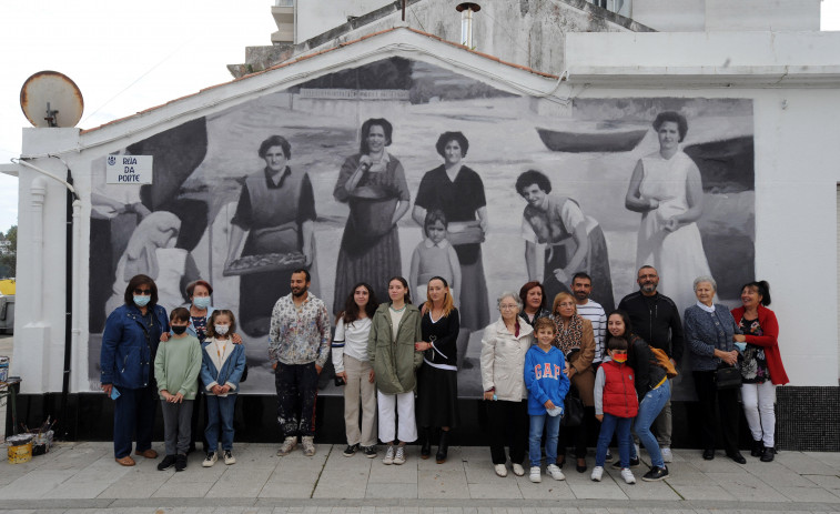 El autor del mural que homenajea a las “Mulleres Mariñeiras” se reúne con las familias de las protagonistas de la foto original
