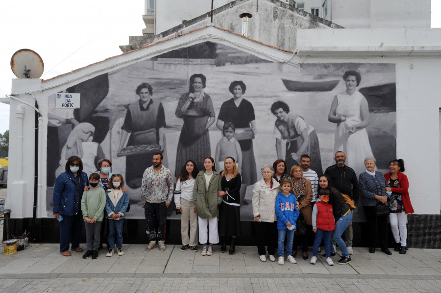 El autor del mural que homenajea a las “Mulleres Mariñeiras” se reúne con las familias de las protagonistas de la foto original
