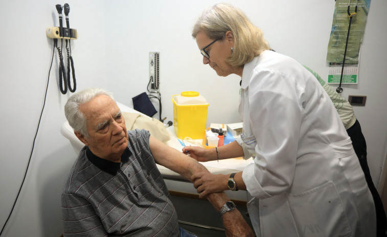 Comienza la campaña de la gripe con casi el 89% de la población coruñesa con las dos dosis contra el covid