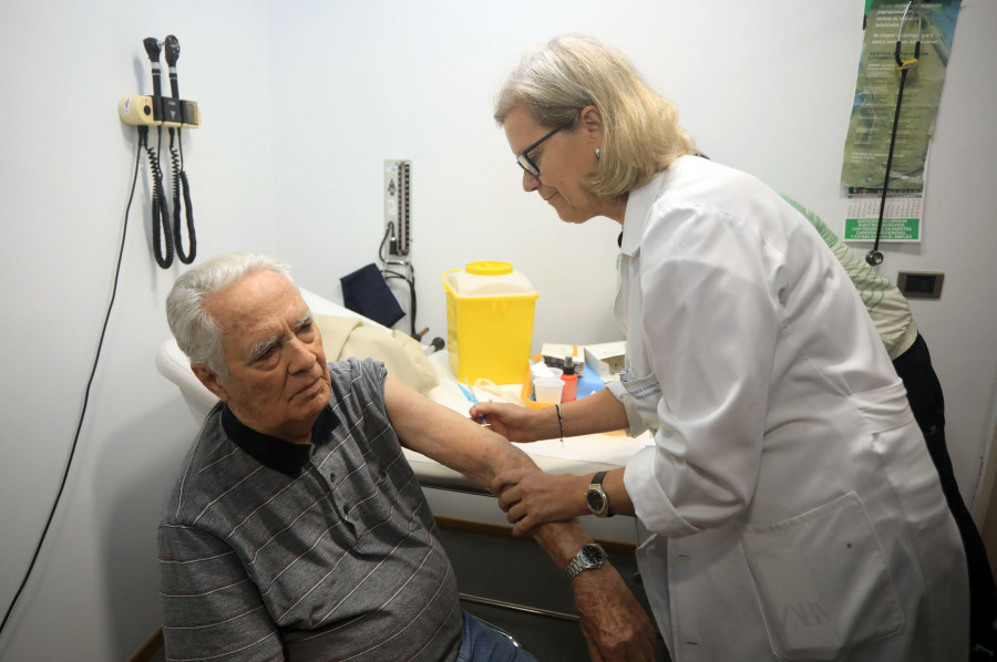 Comienza la campaña de la gripe con casi el 89% de la población coruñesa con las dos dosis contra el covid