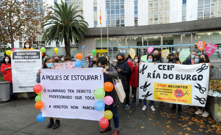 ​Casi un centenar de personas reclaman ante la Delegación de la Xunta más docentes en los colegios coruñeses