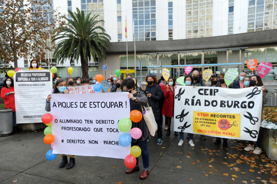 ​Casi un centenar de personas reclaman ante la Delegación de la Xunta más docentes en los colegios coruñeses