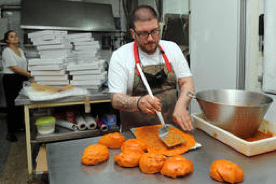 El chef Pablo Pizarro inaugura el primer obrador de ´La Empanada Viajera´