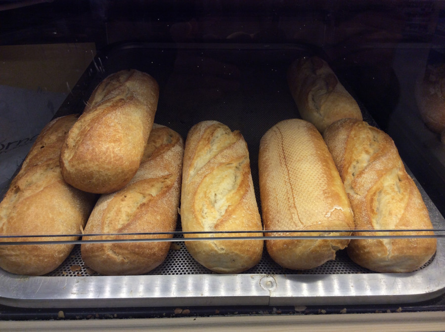 Sorprendidos con las manos en la masa mientras robaban en una panadería de A Coruña