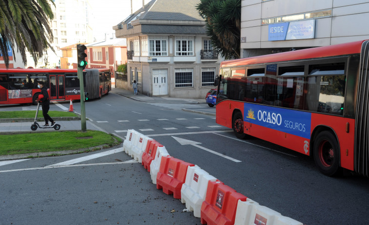 Los vecinos de Os Mallos denuncian retrasos en el bus por las obras de la avenida de Arteixo