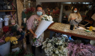 Crisantemos y lirios, las flores más demandadas con el clavel rojo al alza ​en el Día de Difuntos