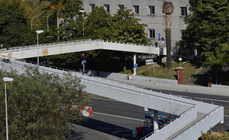 Las obras en la pasarela del Materno la mantendrán cerrada al menos un mes más