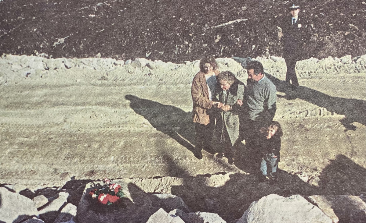 Ofrenda de la familia del desaparecido en el vertedero de Bens