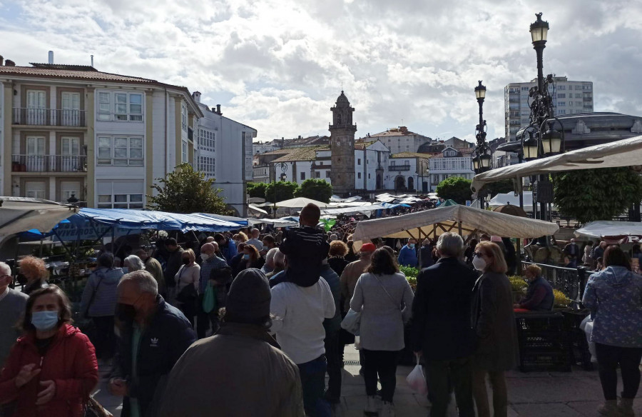 Abarrote en Betanzos para adquirir flores y productos otoñales en la feria de Todos los Santos