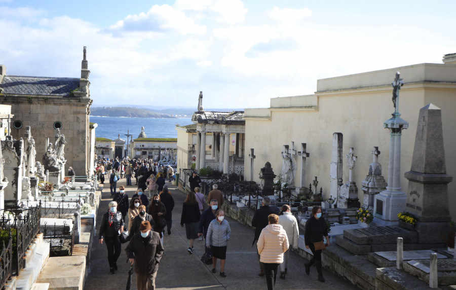 Los cementerios se llenan para celebrar Todos los Santos mientras la ciudad se despide del Samaín