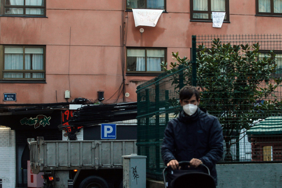 Los vecinos del Orzán sacan sábanas por la ventana en señal de protesta