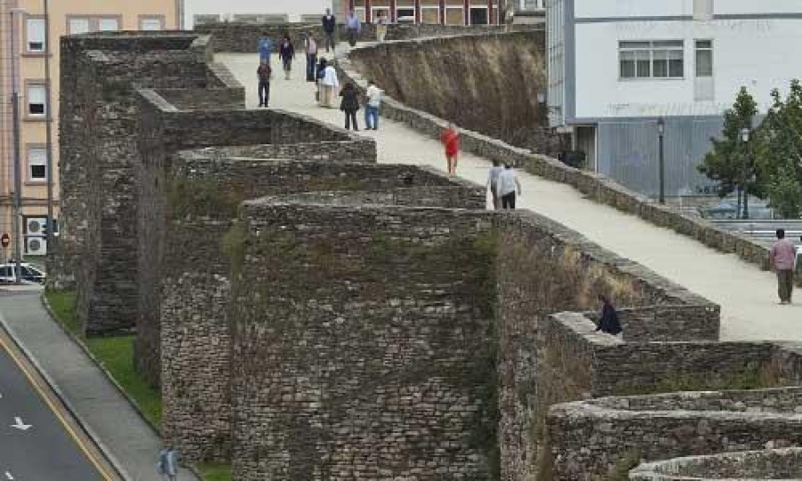 Denunciado dos veces en pocos días por orinar contra la Muralla de Lugo