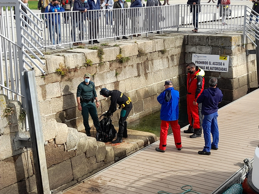 La Guardia Civil inspecciona los barcos de la dársena en busca de nasas ilegales