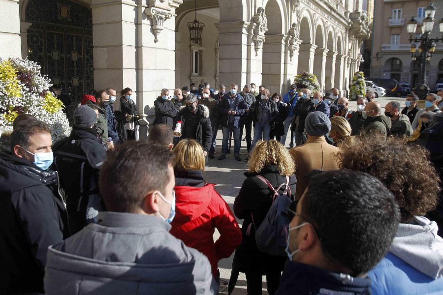 Sonora pitada de la Policía Local durante el pleno extraordinario en A Coruña por la seguridad ciudadana