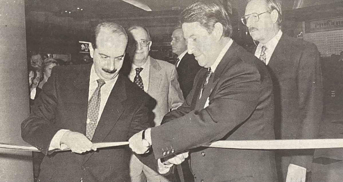 Antonio Couceiro y Francisco Vu00e1zquez cortan la cinta inaugural en el centro comercial Los Rosales 1996