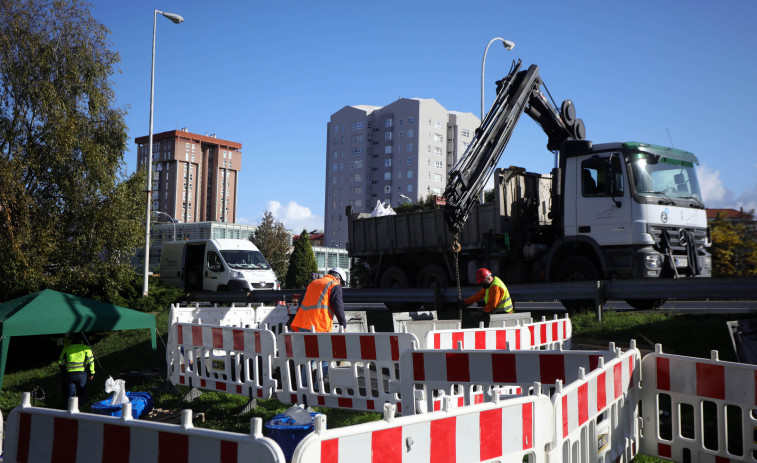 Emalcsa corta la canalización que lleva la mitad del agua de A Coruña