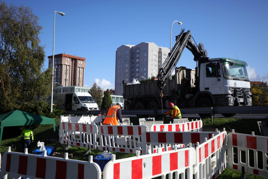 Emalcsa corta la canalización que lleva la mitad del agua de A Coruña