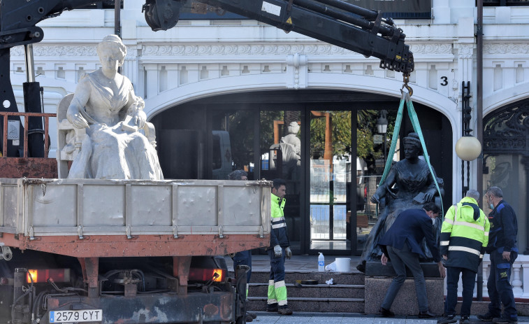 La estatua original de Emilia Pardo Bazán vuelve a su lugar primigenio en Méndez Núñez