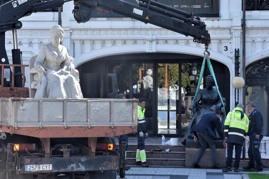 La estatua original de Emilia Pardo Bazán vuelve a su lugar primigenio en Méndez Núñez