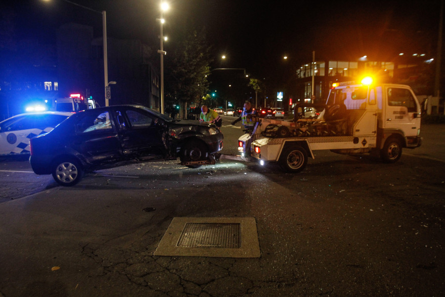 Un coche vuelca tras una colisión en Paseo de Ronda