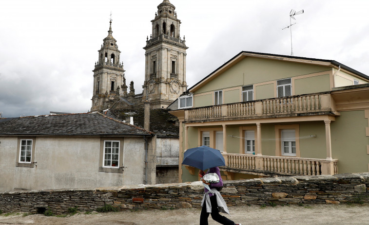 La mujer arrojada desde la muralla de Lugo se encuentra 