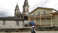 La mujer arrojada desde la muralla de Lugo se encuentra 