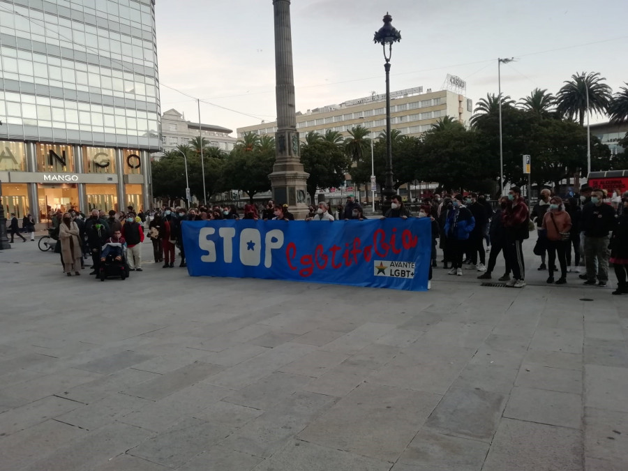 Medio centenar de personas protestan en A Coruña en apoyo a la mujer trans agredida en Lugo