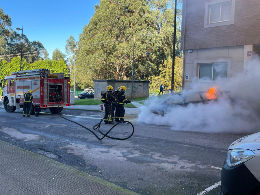 Investigan el origen del virulento incendio que calcinó un coche aparcado en una calle de Cambre